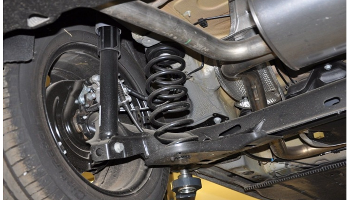 Zawieszenie skrzypi przy skręcaniu – co to może być