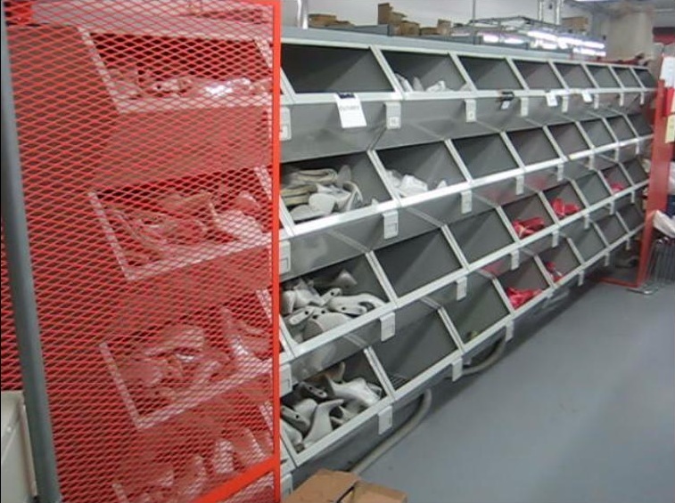 AUTOSTORE è un magazzino rotante automatico per lo stoccaggio di componenti, solitamente forme, sott...