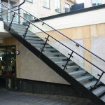 Efter skisser och byggritningar tillverkar och monterar vi specialdesignade grindar, räcken, trappor...