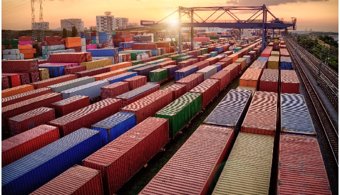TRASPORTO VIA TERRA Yusen Logistics offre affidabilità e flessibilità senza pari con le nostre soluz...