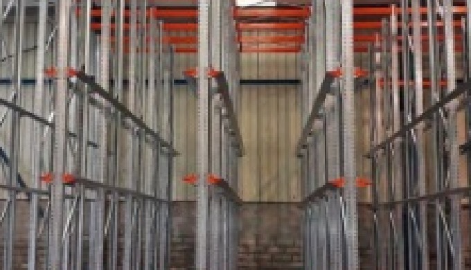Pallet racking by accumulation