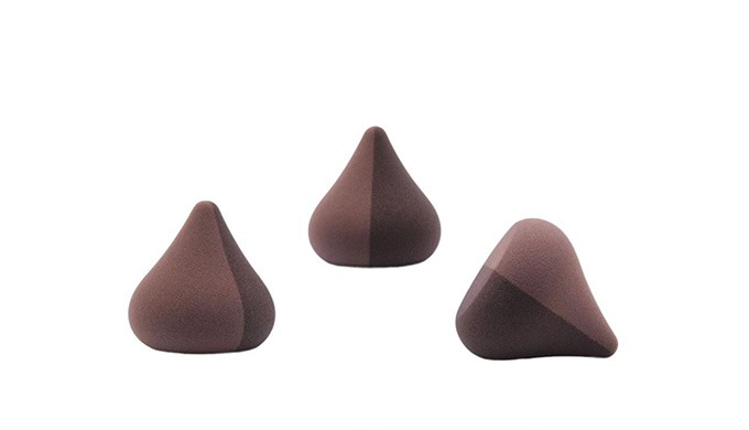 Blender sponges are used when applying makeup, blending, and applying powder to the face. The softne...