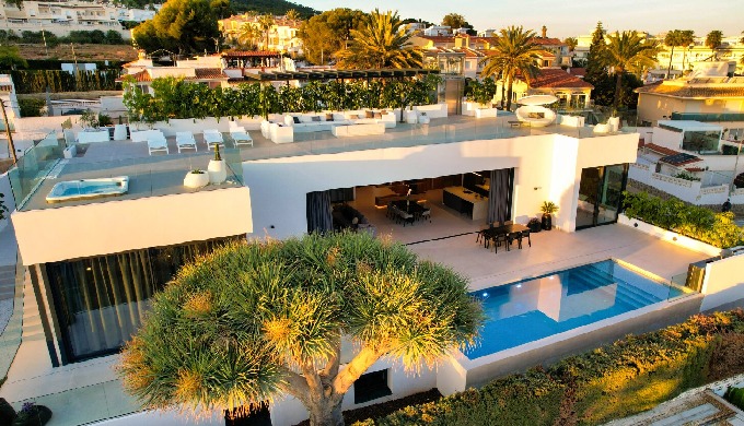 Nos complace presentar esta moderna villa, ubicada a solo unos minutos a pie de la playa. Con una pa...