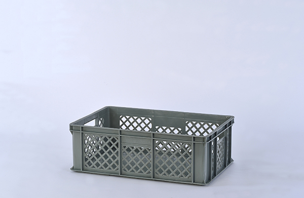 caja apilable con paredes rejadas y fondo liso.