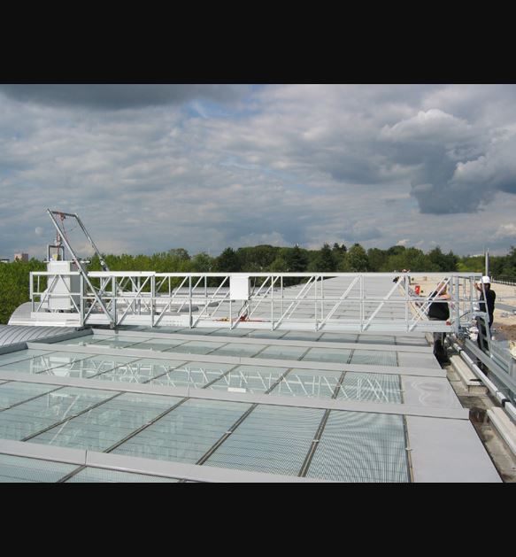 Installation de chariots avec bras de déport permanente de nettoyage de façade