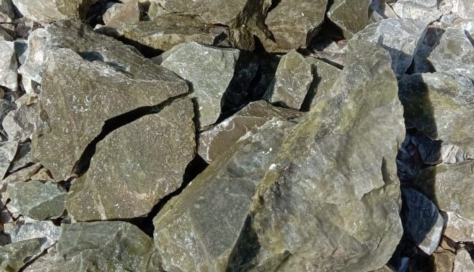 We are engaged in offering Pyrophyllite Lumps that is known as a compact variety of Pyrophyllite (Al...
