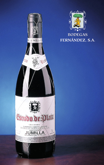 ESCUDO DE PLATA Gran Reserva, es un vino tinto rojo rubí intenso con ribetes color guinda, muy vivo ...