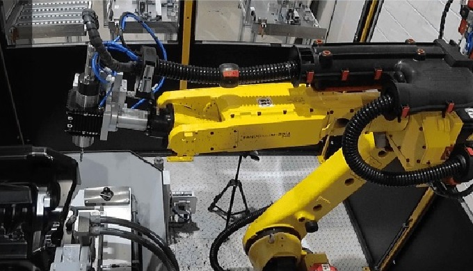 Diseñamos y construimos células robotizadas para aplicaciones de carga y descarga de piezas en máqui...