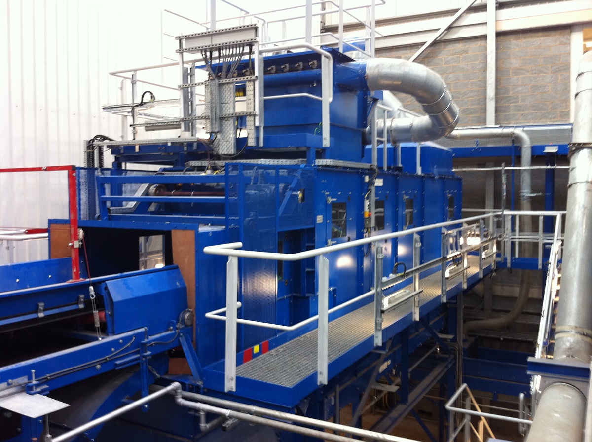 Integrierte Filteranlage von contec sorgt für einen sauberen Umluftbetrieb eines Bogenbandsichters u...