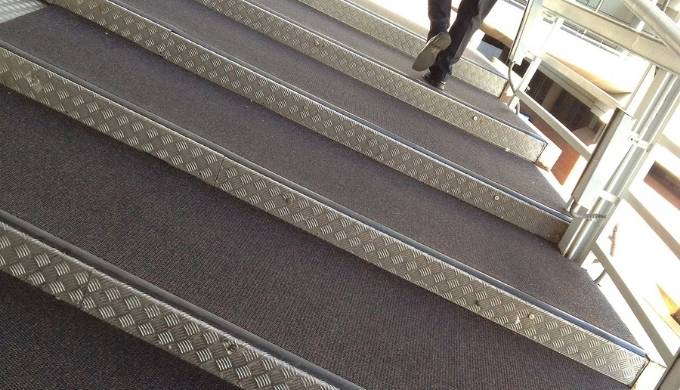 Alfombra duradera, diseñada para grandes áreas de entrada en interiores, incluidas las aplicaciones ...