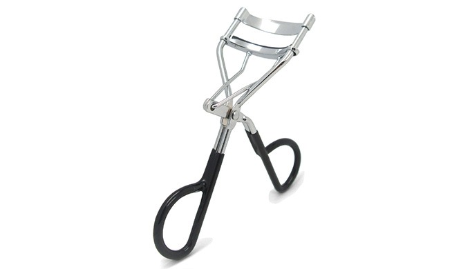 This classic eyelash curler features a wide curve and a non-slip handle for stable and precise contr...
