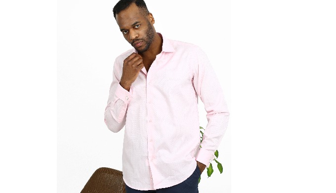 Powder pink slim fit men's shirt is made of 95% mercerized cotton and 5% elastane. Piti Square Patte...