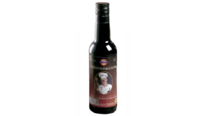 Vin odorant de couleur or foncé et arôme pénétrant, enrichi de la macération d’herbes provençales