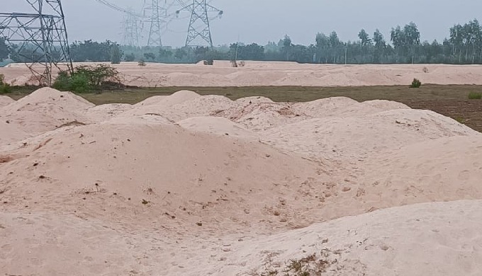 Silica Sand is utilised to purify water and aims to manufacture or produce glass, synthetic foundry ...