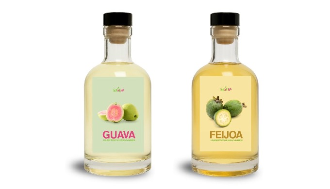 Una bottiglia di Liquore alla Guava 70cl – 25% Vol Morbido e avvolgente, con note di fragola e banan...