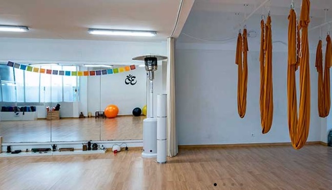 Un Estudio de Yoga en el centro de Badalona con una amplia variedad de horarios, estilos y profesore...