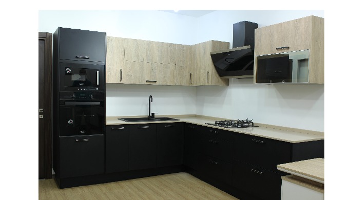 Cette cuisine est conçue pour offrir un espace fonctionnel et élégant pour cuisiner et se divertir.