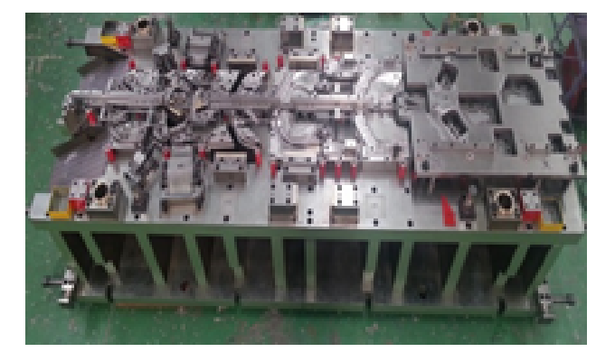Progressive tool for motor vehicle