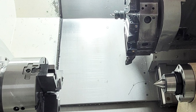 Obrabiamy różne rodzaje metali o PVC na precyzyjnych maszynach CNC.