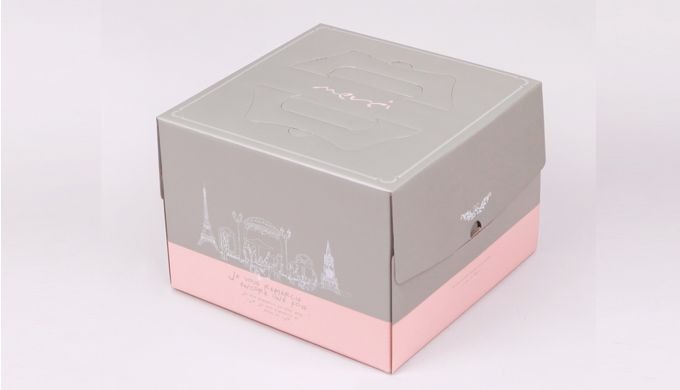 Cake box with handle and trendy design and color.