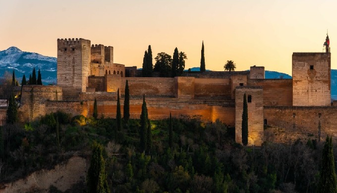 Sultana Tours te ofrece las mejores visitas guiadas a la Alhambra, Sacromonte y Albaicín. Descubre c...