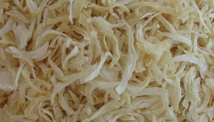 dried or dehydrated onion flakes