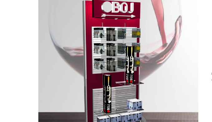 Expositor de accesorios para botellas de vino con colgadores metálicos y estantes de cristal.