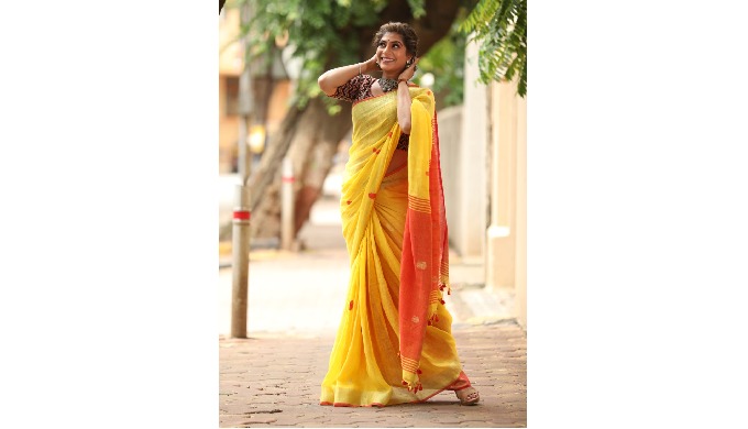 Each saree crafted by Vishmi is a testament to the artistic prowess of our weavers and a celebration...