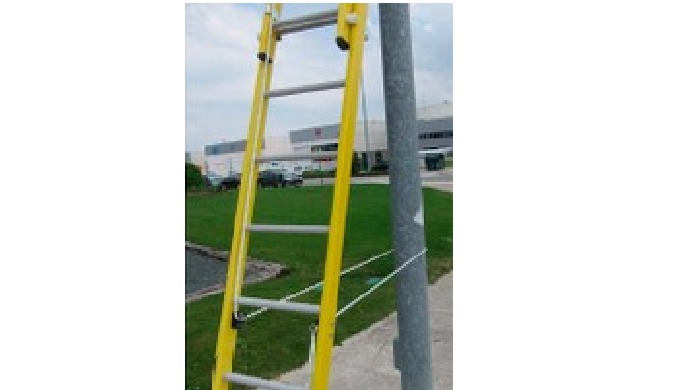 Escaleras de apoyo en postes sólidos.