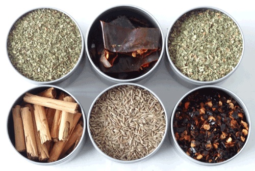 Sélection d'épices, herbes et piments indispensables à la cuisine authentique du Mexique. Cette boît...