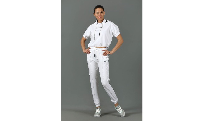 Fabric: Double Knit Fabric Composition: 70% Cotton 25% Polyester 5% Lycra Model Size: S Model Parame...