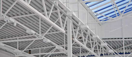 Ruukkis bärande profilplåt tillverkas av höghållfast stål för takkonstruktioner till kommersiella oc...