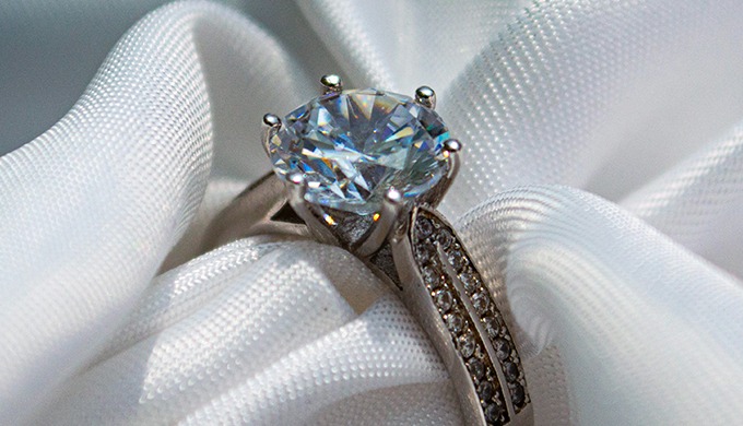 ANILLO DE PROMESA O COMPROMISO DE PLATA Este hermoso anillo de compromiso o de promesa de Moissanita...