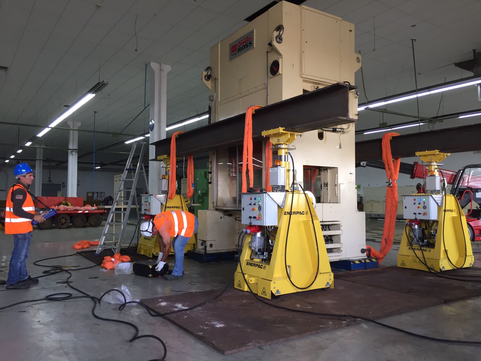A inspeção do equipamento e carga é realizada por um técnico lingador, que ...