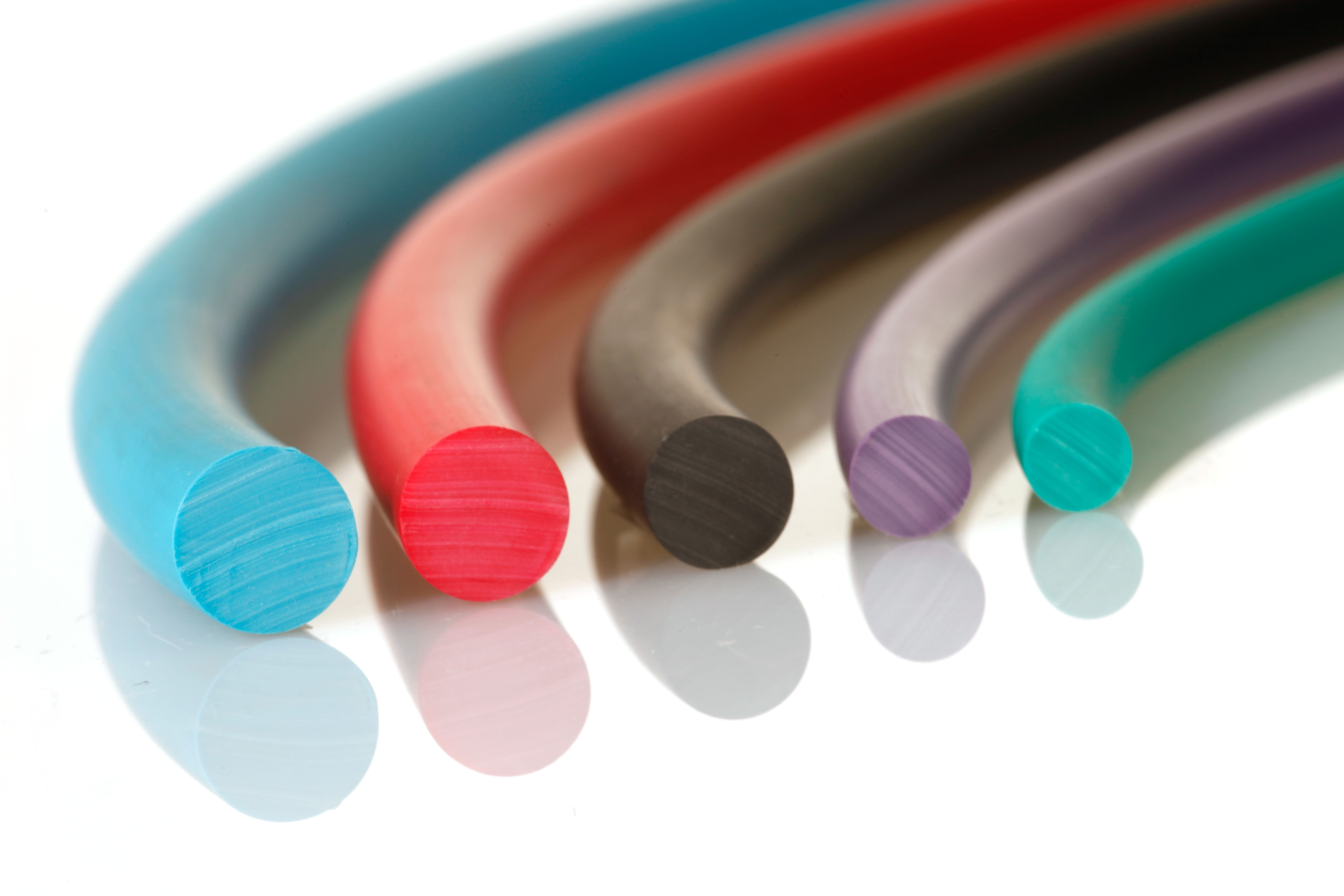 Extrusion en thermoplastiques, TPE, silicone des profilés présentant des formes et des sections spéc...