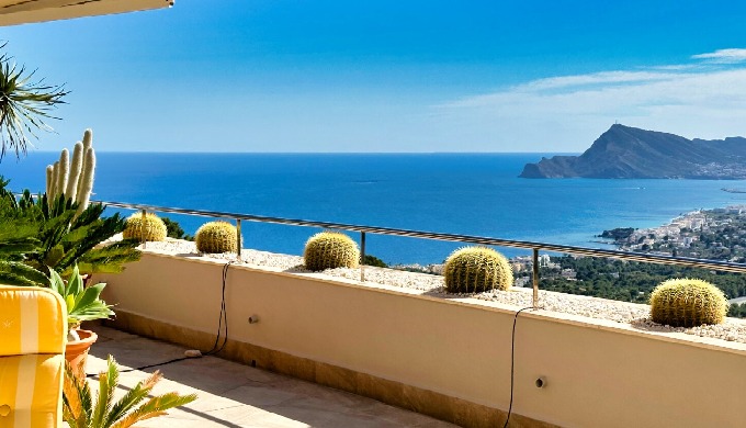 Situada en la Sierra de Altea, esta propiedad ofrece vistas panorámicas al mar y mide 253 m². Cuenta...
