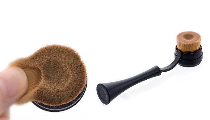 The round-head brush is ideal for precise contouring and seamless blending. Its self-standing handle...