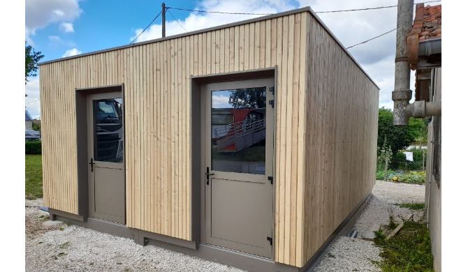 Bâtiment modulaire avec structure acier mécanosoudée , isolation panneaux sandwich, disponible en st...