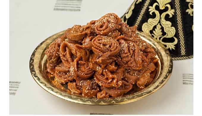 Chebakia est une pâtisserie marocaine faite en arrangeant des bandes de pâte en forme de fleur. Il e...