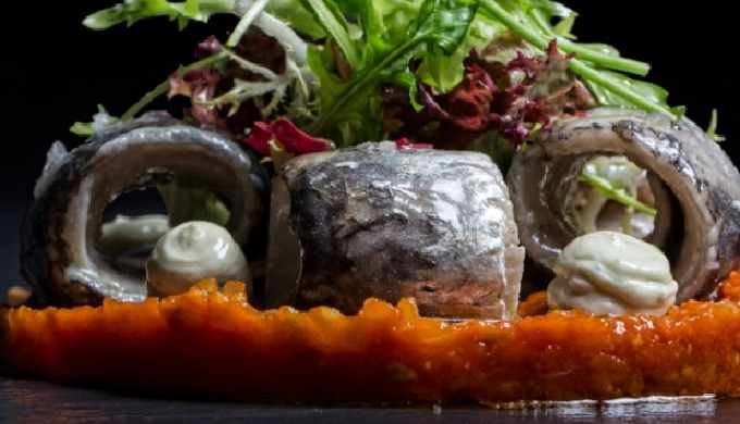 La capital hispalense cuenta con un grupo de restaurantes repartidos por su geografía con una varied...
