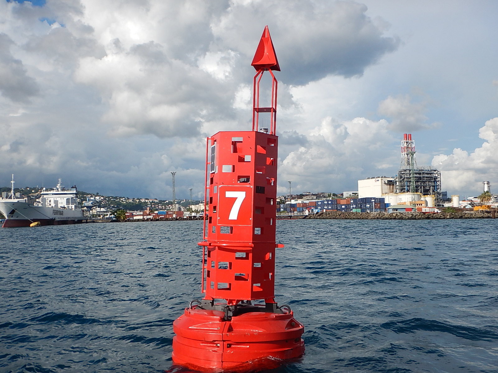 MOBILIS propose une gamme complète de balisage flottant de haute qualité. Les bouées MOBILIS sont re...