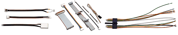 Flachbandkabel in verschiedenen Polzahlen, Formen und Farbfolgen.