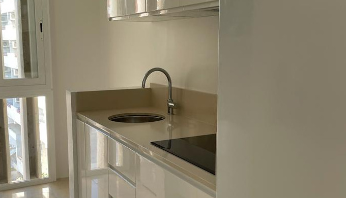 MUEBLES DE COCINA LACADA EN BLANCO BRILLO CON UÑERO INTEGRADO.