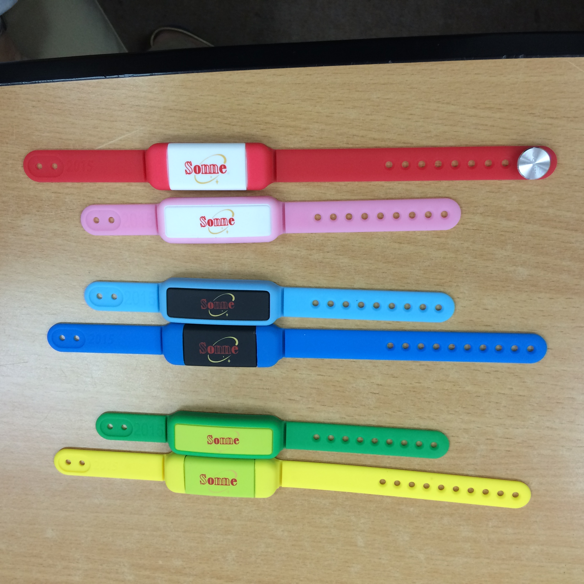 This is our SonneBand Reusable Model with Acousto-magnetic tag built inside. The tag is water-proof ...