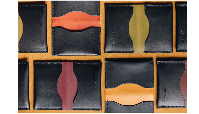 Le porte-carte double CÉLESTE est un accessoire essentiel pour organiser vos cartes avec élégance. D...