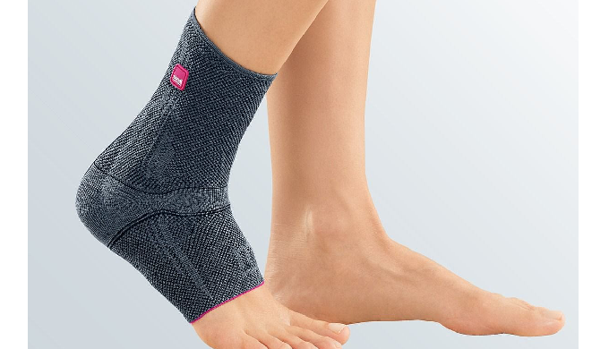 Bandaj pentru gleznă Levamed cu inserții de silicon este recomandat în cazul luxațiilor, distorsiuni...