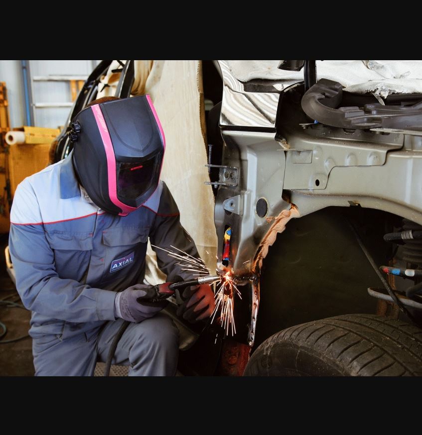 Axial, avec ses artisans spécialistes de la carrosserie, propose un service en peinture et carrosser...