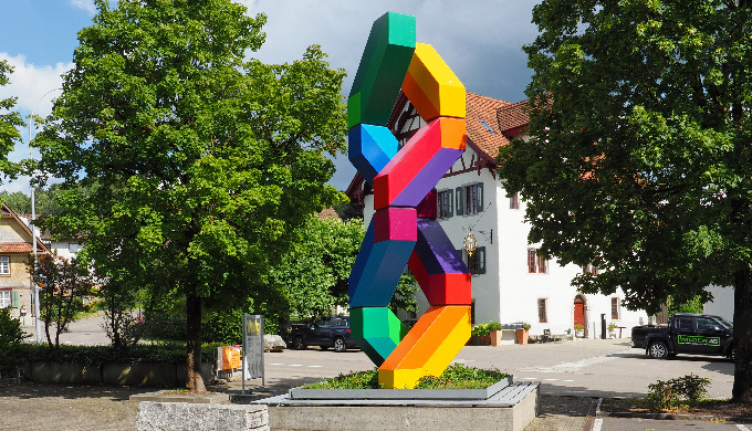 Gestaltung von Fassaden, Räumen, Kunst am Bau und Objekten.