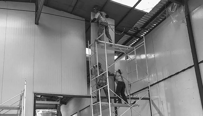Revisión de forma sistemática y bajo ciertos criterios de instalaciones en general, equipamiento e i...