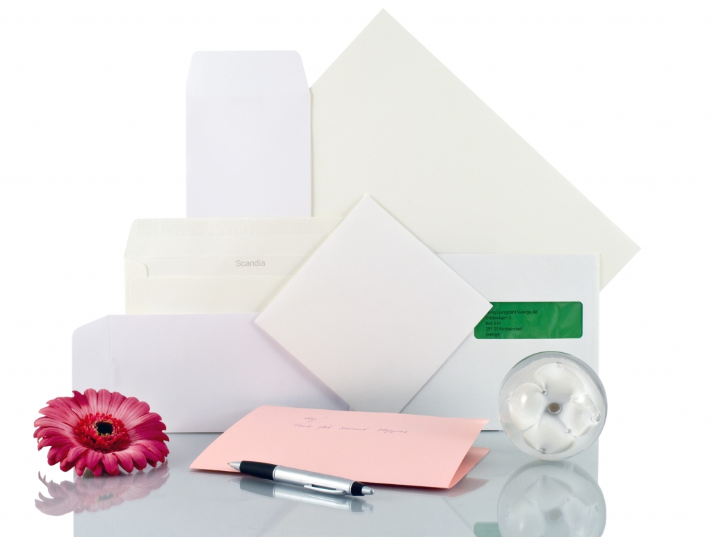 Vita kuvert i alla format och med olika sorters klaffar, med eller utan tryck. Expanderande kuvert, ...